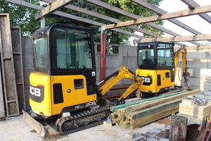 Skradzione minikoparki, ukryte w budynku gospodarczym z płyt betonowych