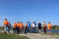 grupa biorącą udział w spacerze nordic-walking przy zbiorniku kępina razem z dyrektorem PCPR i komendantem Powiatowym Policji w Zduńskiej Woli