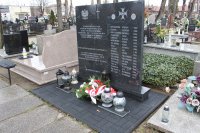 Tablica pamiątkowa znajdująca się na cmentarzu, przy ul. Łaskiej w Zduńskiej Woli, na której wyryto nazwiska zamordowanych funkcjonariuszy