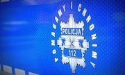 Na zdjęciu logo policji z napisem: pomagamy i chronimy policja 112.
