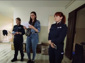 policjantki podczas prelekcji z obywatelką Ukrainy, która tłumaczyła na język ukraiński