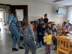ukraińskie dzieci podczas rozdawania zabawek