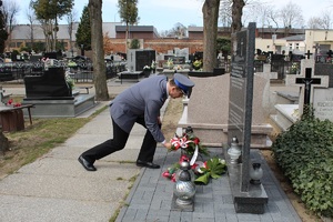Podinspektor Benedykt Andrzejak Zastępca Komendanta Powiatowego Policji w Zduńskiej Woli składa kwiaty pod pomnikiem.