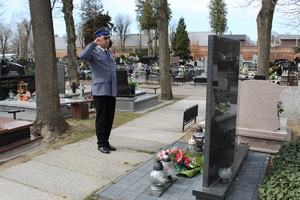 Podinspektor Benedykt Andrzejak Zastępca Komendanta Powiatowego Policji w Zduńskiej Woli składa hołd pod pomnikiem.