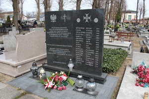 Pomnik upamiętniający pomordowanych policjantów.