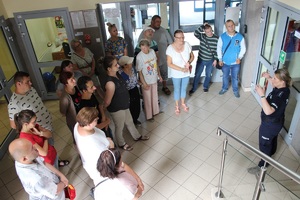 Podopieczni Środowiskowego Domu Samopomocy w Zduńskiej Woli, podczas odwiedzin w zduńskowolskiej komendzie.