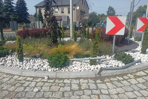 Zdjęcie ronda i przewróconych słupków od znaków ostrzegawczych