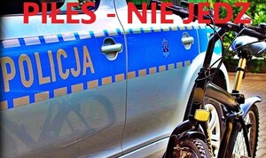 zdjęcie poglądowe, rower na tle radiowozu policyjnego, napis piłeś - nie jedź