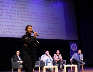 Policjantka mówiąca konsekwencjach prawnych wynikających z uzależnienia