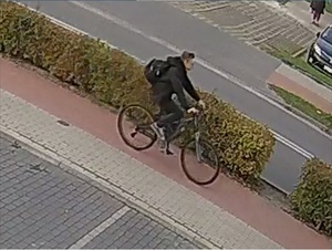 Na zdjęciu jadący rowerzysta