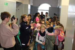 Dzieci odwiedziły pomieszczenie dla osób zatrzymanych.