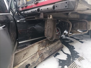 Samochód osobowy wciśnięty w tył naczepy pojazdu ciężarowego