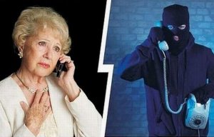 Zdjęcie podzielone na dwie części: po lewej stronie starsza kobieta rozmawia przez telefon, po prawej stronie osoba z czarną maską na twarzy rozmawia przez telefon.