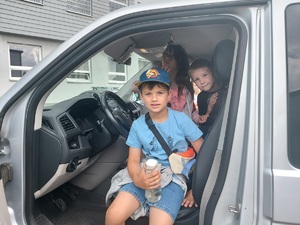 Dzieci oglądają radiowóz, wsiadają do środka i za kierownicę