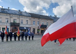 Poczet sztandarowy zduńskowolskiej komendy Policji, oraz poczty innych służb mundurowych.