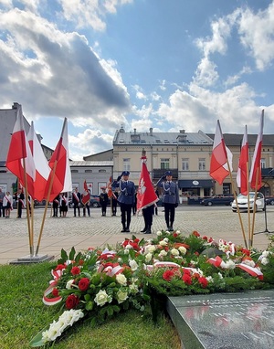 Poczet sztandarowy Komendy Powiatowej Policji w Zduńskiej Woli, składa honor poległym w czasie II wojny światowej.