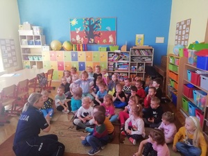 Policjantka podczas spotkania z przedszkolakmi w Czechach.