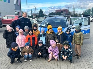 Grupowe zdjęcie policjantów i dzieci.