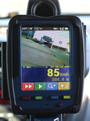Urządzenie do pomiaru prędkości pokazuje samochód jadący z prędkością 85 kilometrów na godzinę.
