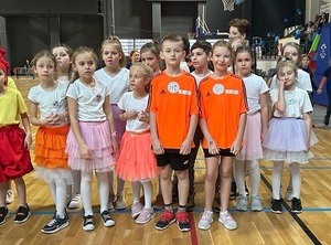 Zdjęcie grupowe uczniów z Zapolic, na hali sportowej.