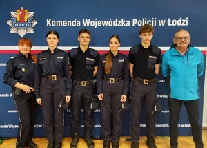 Do zdjęcia pozują uczniowie z Wojsławic, a także ich opiekun - nauczyciel oraz policjantka.