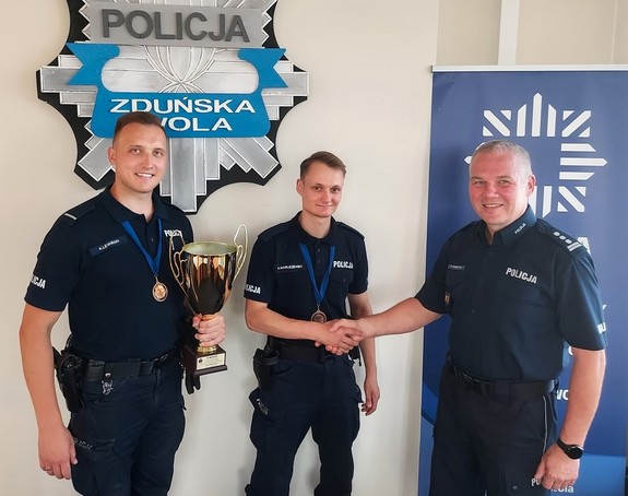 Komendant Powiatowy Policji w Zduńskiej Woli gratuluje swoim policjantom.