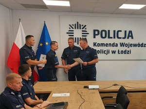 Komendant Wojewódzki wręcza listy gratulacyjne dwóm zduńskowolskim policjantom.