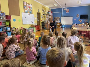 Prelekcja policjantki na temat bezpieczeństwa u przedszkolaków.