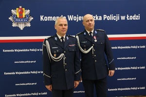 do zdjęcia pozują dwaj umundurowani policjanci: po lewej stronie inspektor Robert Krawczyk, a po prawej aspirant sztabowy Bernard Sitarek