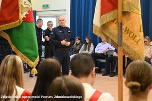 Policjant mówi do zebranej młodzieży.