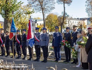 W rządzie stoją poczty sztandarowe, a także służby mundurowe.