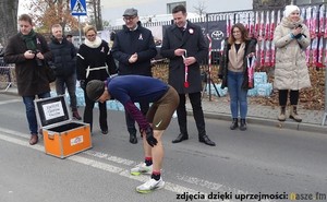 Arkadiusz Maruszewski dobiegł do mety, pochylony jest do przodu.