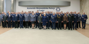 Grupowe zdjęcie wszystkich uczestników uroczystości w auli Komendy Wojewódzkiej Policji w Łodzi.