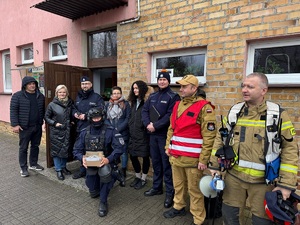 Grupowe zdjęcie pracowników MDK, policjantów i strażaków.