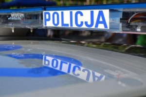 Napis Policja umieszczony na tak zwanym kogucie radiowozu oznakowanego.