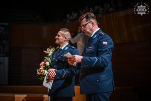 Na scenie dwóch umundurowanych policjantów - konferansjerzy koncertu.