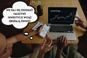 Dwie osoby siedzą przed laptopem, widać na nim otwartą stronę na której są wykresy. Jedna z osób trzyma w dłoni telefon komórkowy. U góry napis: Nie daj się oszukać. Fałszywe inwestycje wciąż zbierają żniwo!