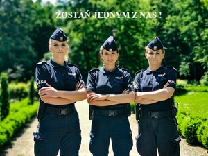 Trzy policjantki w mundurach, w tle park, u góry napis: Zostań jednym z nas!