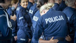 Tyłem stoi umundurowana policjantka, przytula się do niej dziecko, obok stoi policjantka z mikrofonem.