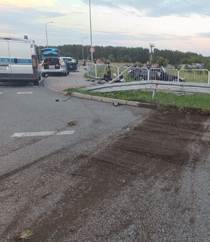 Miejsce zdarzenia pojazdu uciekającego przed policją. Obok uszkodzonego pojazdu widać dwa oznakowane radiowozy.