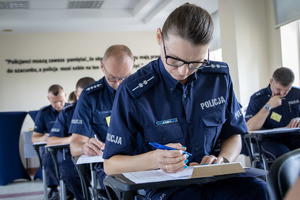 Kobieta siedzi, pisze test.