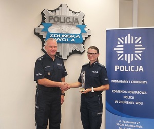 Komendant Powiatowy Policji w Zduńskiej Woli gratuluje najlepszej dyżurnej.