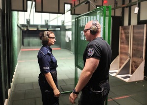Policjantka rozmawia z instruktorem.