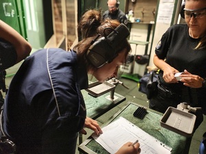 Policjantka podpisuje listę uczestnictwa w zawodach.