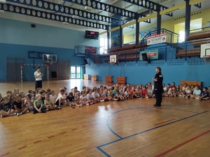 Prelekcja policjantki na temat bezpieczeństwa w ramach akcji bezpieczna droga do szkoły.