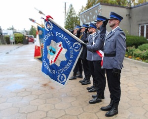 Poczet sztandarowy policjantów.