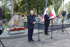 Podczas uroczystości przemawia starosta zduńskowolski.