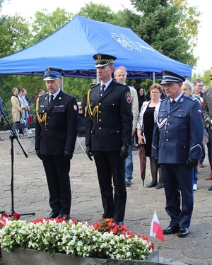 Przedstawiciele służb mundurowych składają kwiaty i hołd pod pomnikiem