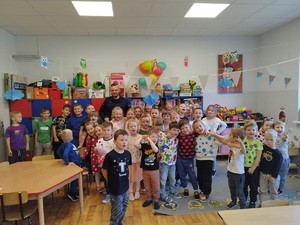Klasa. Zdjęcie grupowe policjanta i najmłodszych uczniów. Wszyscy pozują do zdjęcia.