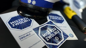 Ulotki i naklejki promujące kampanię &quot;Mistrzu zwolnij&quot;.